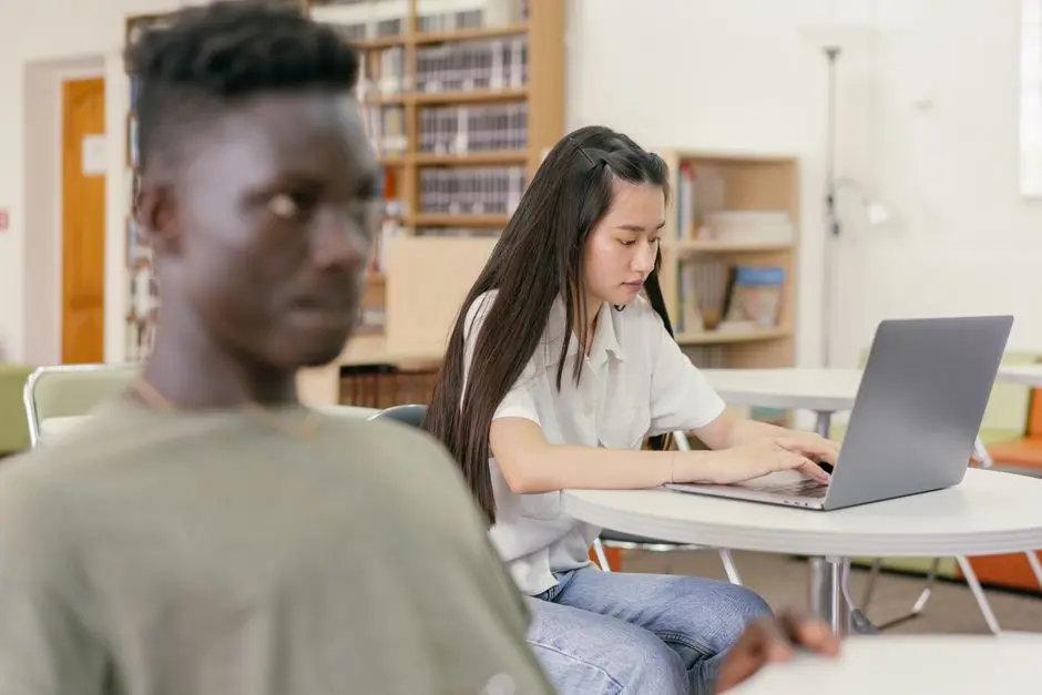 Mahasiswa memeriksa informasi beasiswa terpercaya melalui laptop